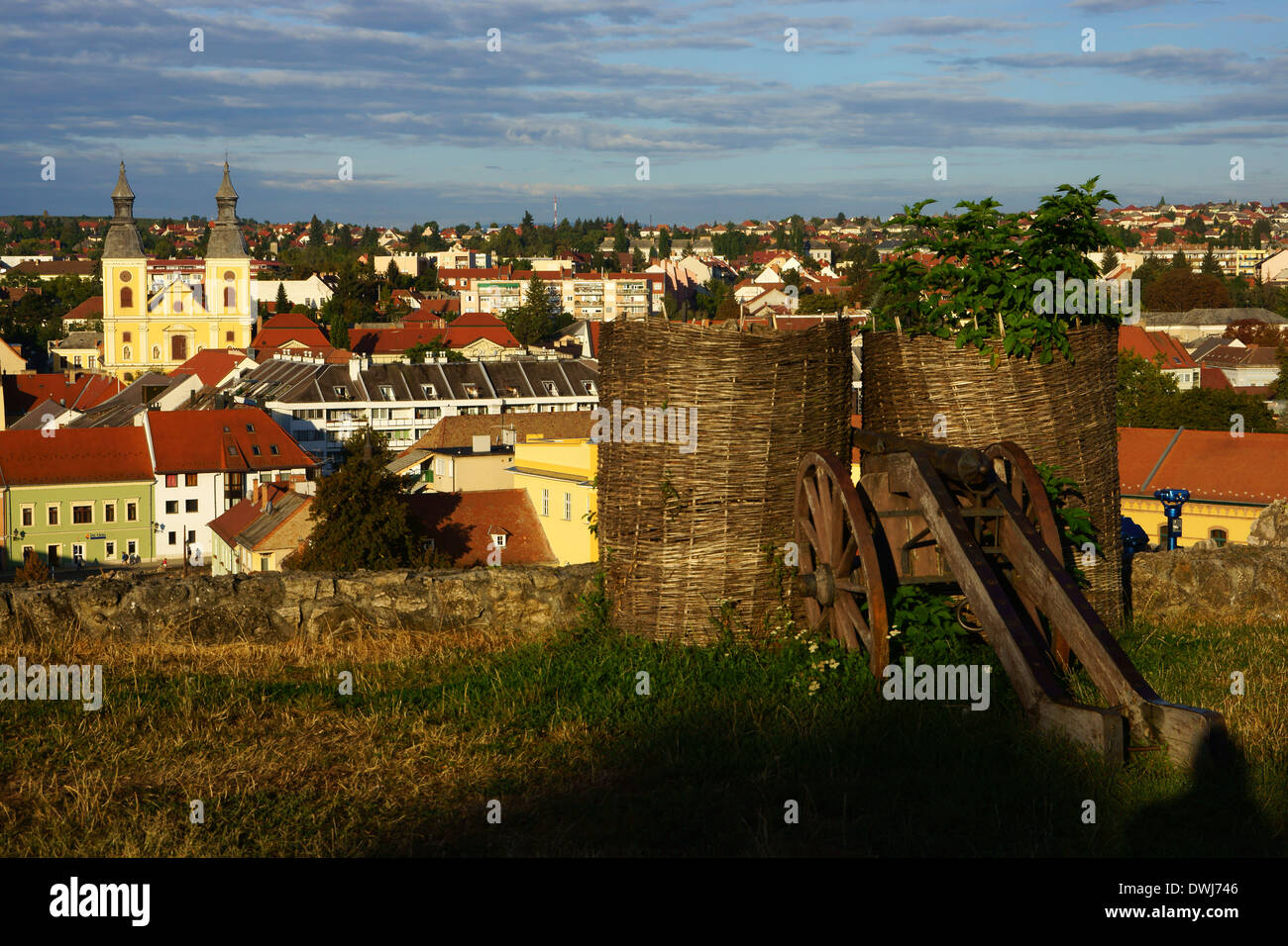 Ciudad Eger desde la colina del castillo con iglesia cisterciense (l), Hungría Foto de stock