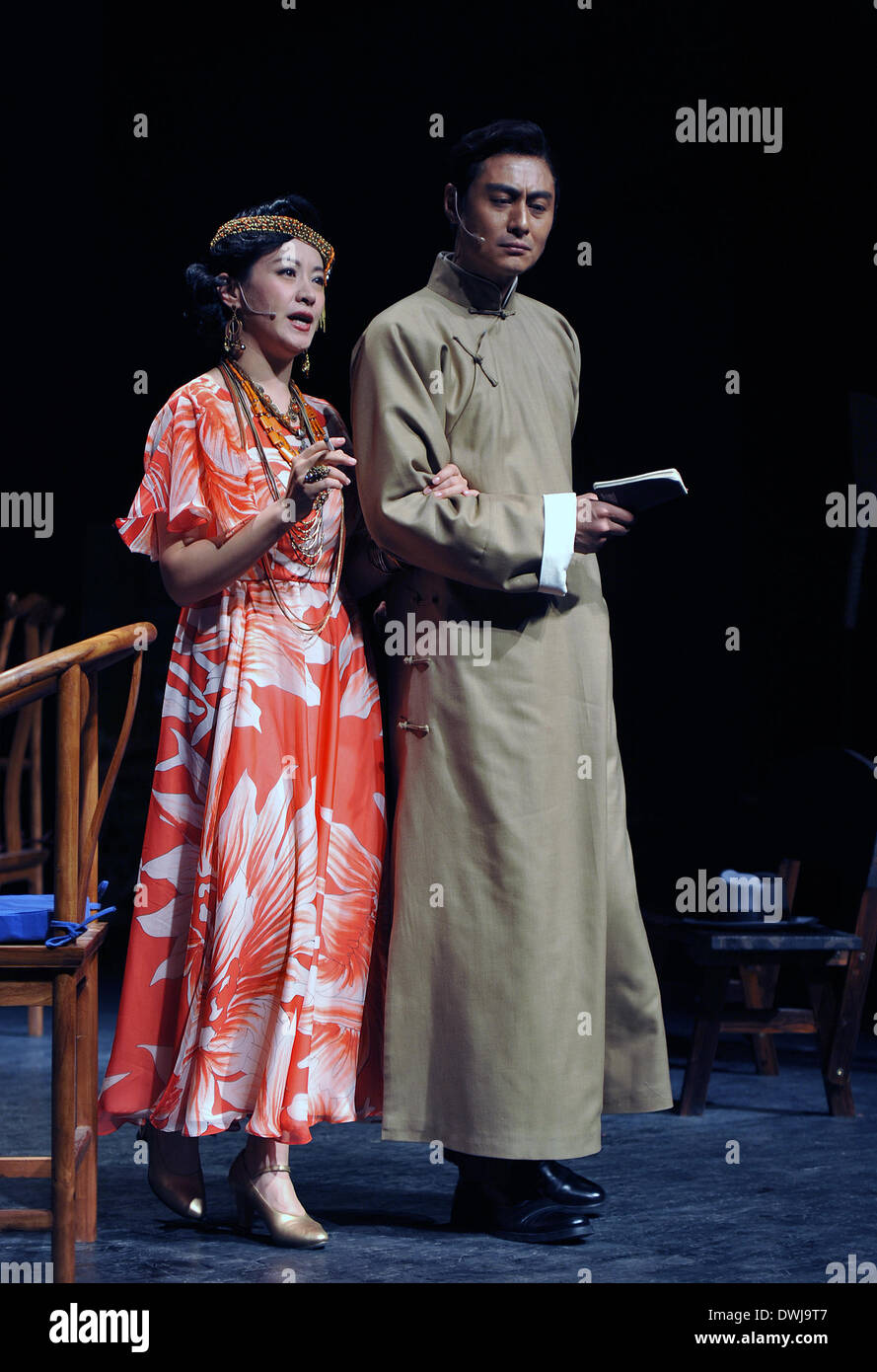 (140310) -- BEIJING, 10 de marzo de 2014 (Xinhua) -- dos intérpretes ensayan la comedia "La Gaviota" en el teatro occidental de la Torre del Tambor en Beijing, capital de China, 9 de marzo de 2014. El juego, el último trabajo del director de teatro con base en Taiwán Stan Sheng-chuan Lai, es una adaptación de una comedia con el mismo nombre, escrita por el dramaturgo ruso Anton Chejov. Hará su debut en el Teatro Poly de Beijing el 14 de marzo junto con 'Tomo tu mano en la mía", otro nuevo trabajo de Stan Lai. (Xinhua/Li Yan) (LMM) Foto de stock