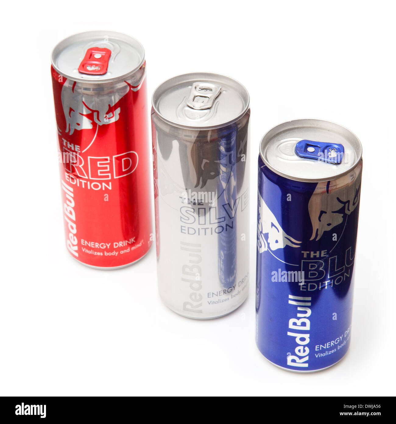 Red Bull, bebida energética . Edición de color rojo , Silver Edition y  latas edición azul aislado en un fondo blanco studio Fotografía de stock -  Alamy