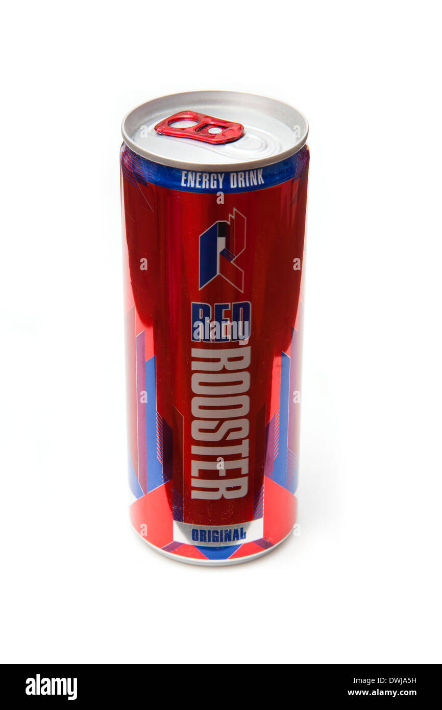 Lata de bebida energética Red Rooster aislado sobre un fondo blanco