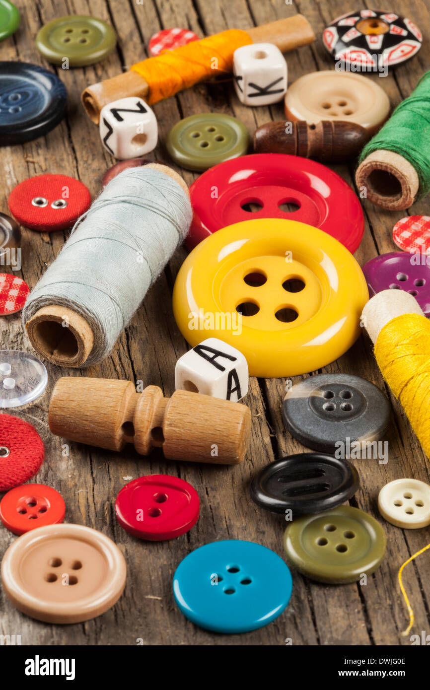 Conjunto de botones en la costura de color de fondo de madera Foto de stock