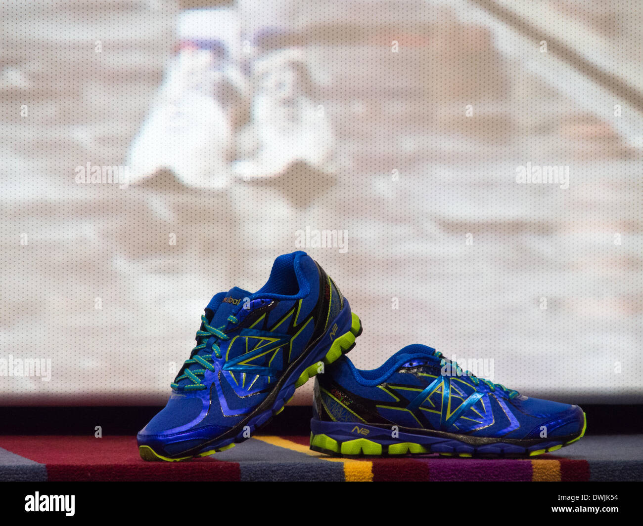 Jerusalén, Israel. El 10 de marzo, 2014. Un par de zapatillas New Balance  en pantalla como alcalde de Jerusalén anuncia la Maratón Internacional 2014  que tendrá lugar del 21 de marzo con