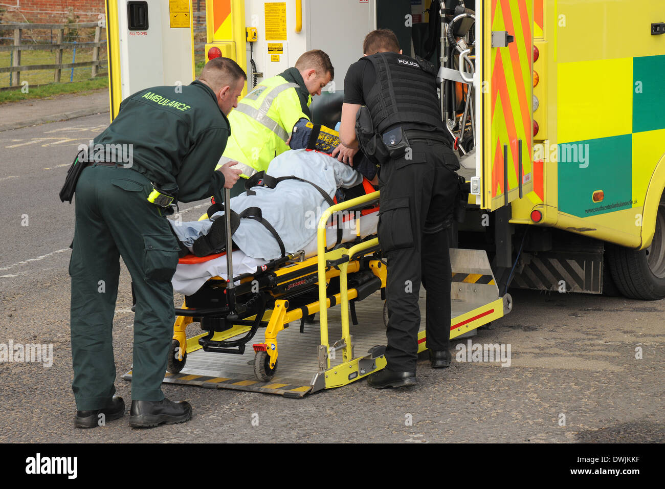 Víctima de un accidente de circulación es atendido por ambulancia y policías Foto de stock