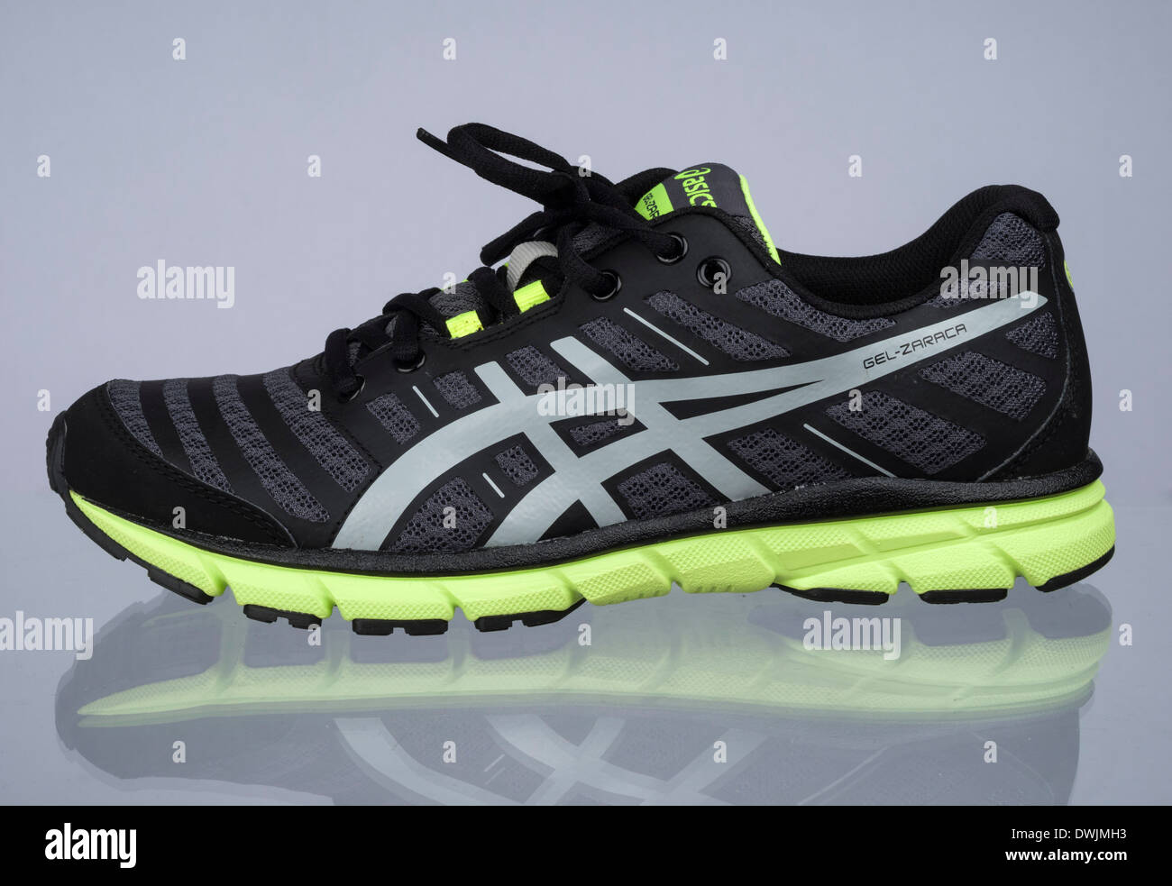 Negro y verde neón Asics Gel Zaraca 2 Running Shoe Fotografía de stock -  Alamy