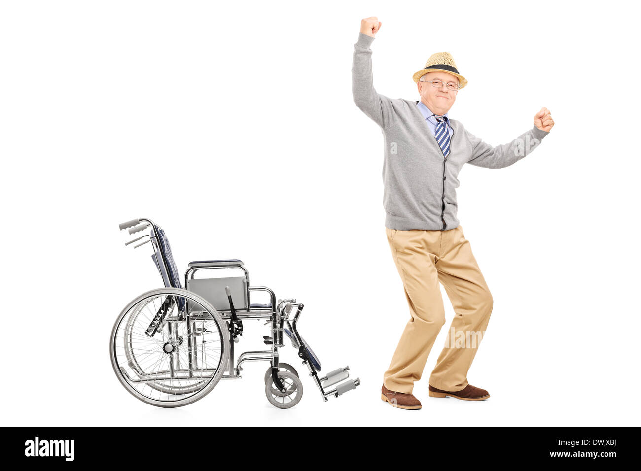 Adulto mayor alegría pararse desde una silla de ruedas Fotografía de stock  - Alamy