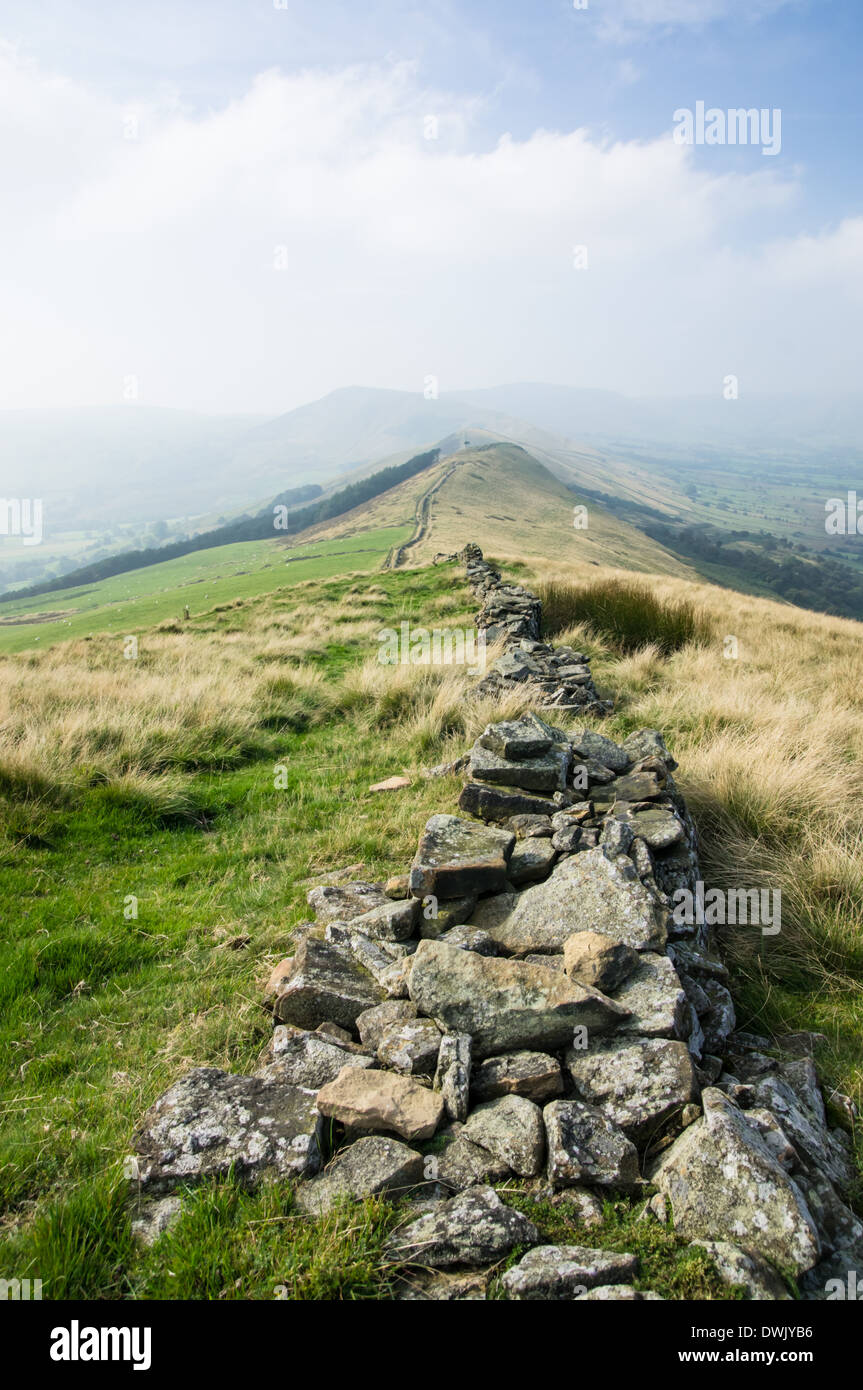 Muro de Piedra en Peak District National Park Derbyshire, Inglaterra, Reino Unido Foto de stock