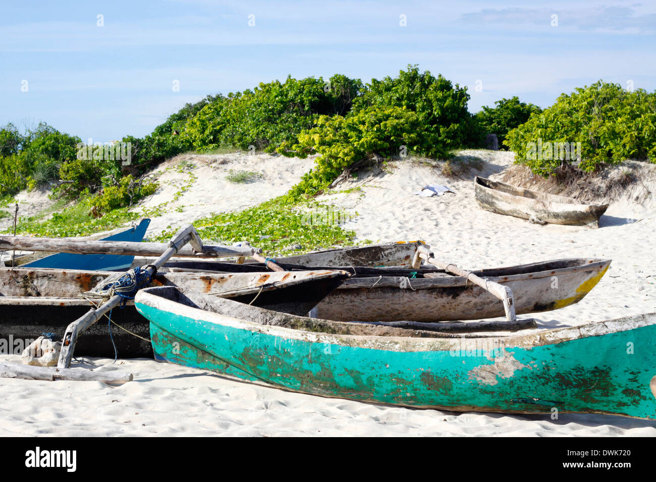 Handmade canoas tradicionales de los pescadores locales, a la izquierda en la playa, en la isla de Rolas. Quirimbas, Mozambique. Foto de stock