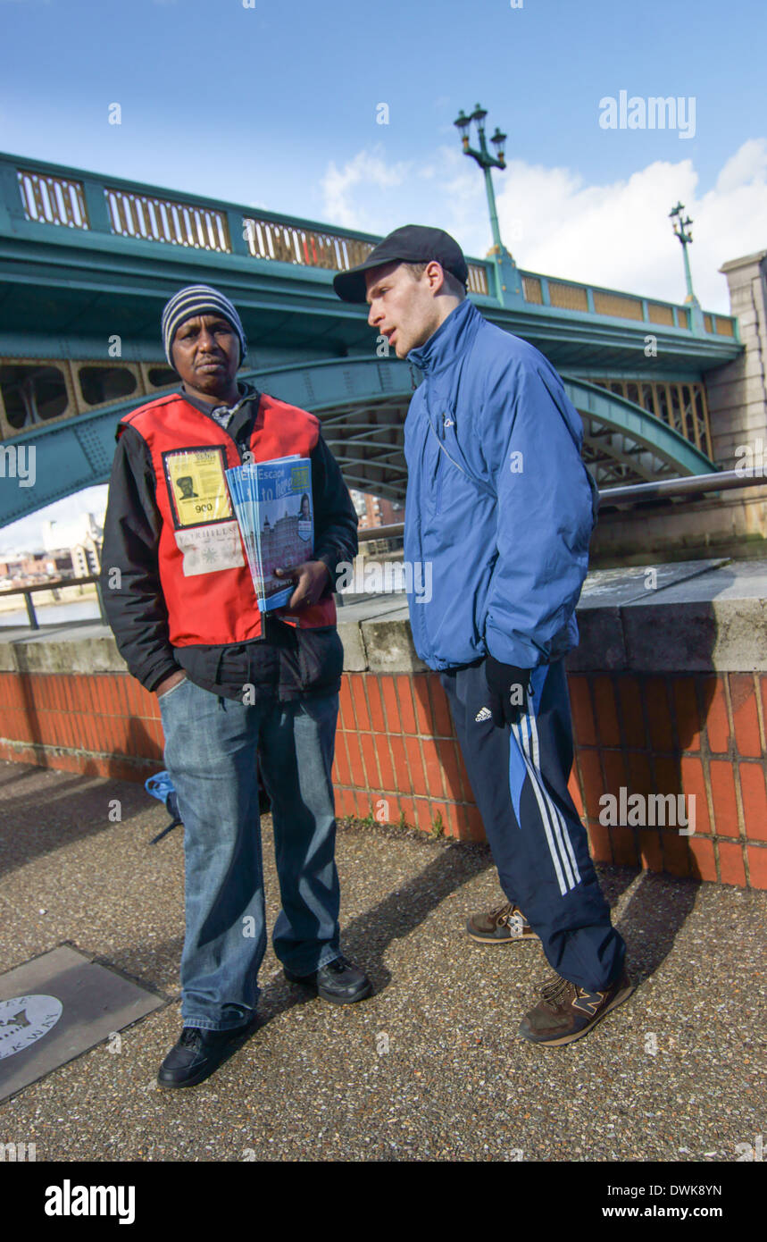 Gran problema del vendedor. Hombres sin hogar en Londres Foto de stock