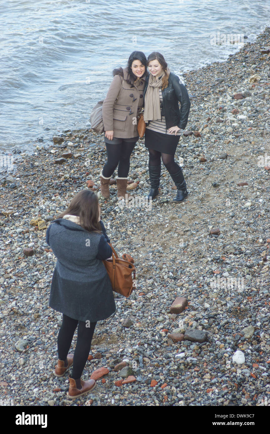 Las niñas tomando fotos de lejos, Londres riverside Foto de stock