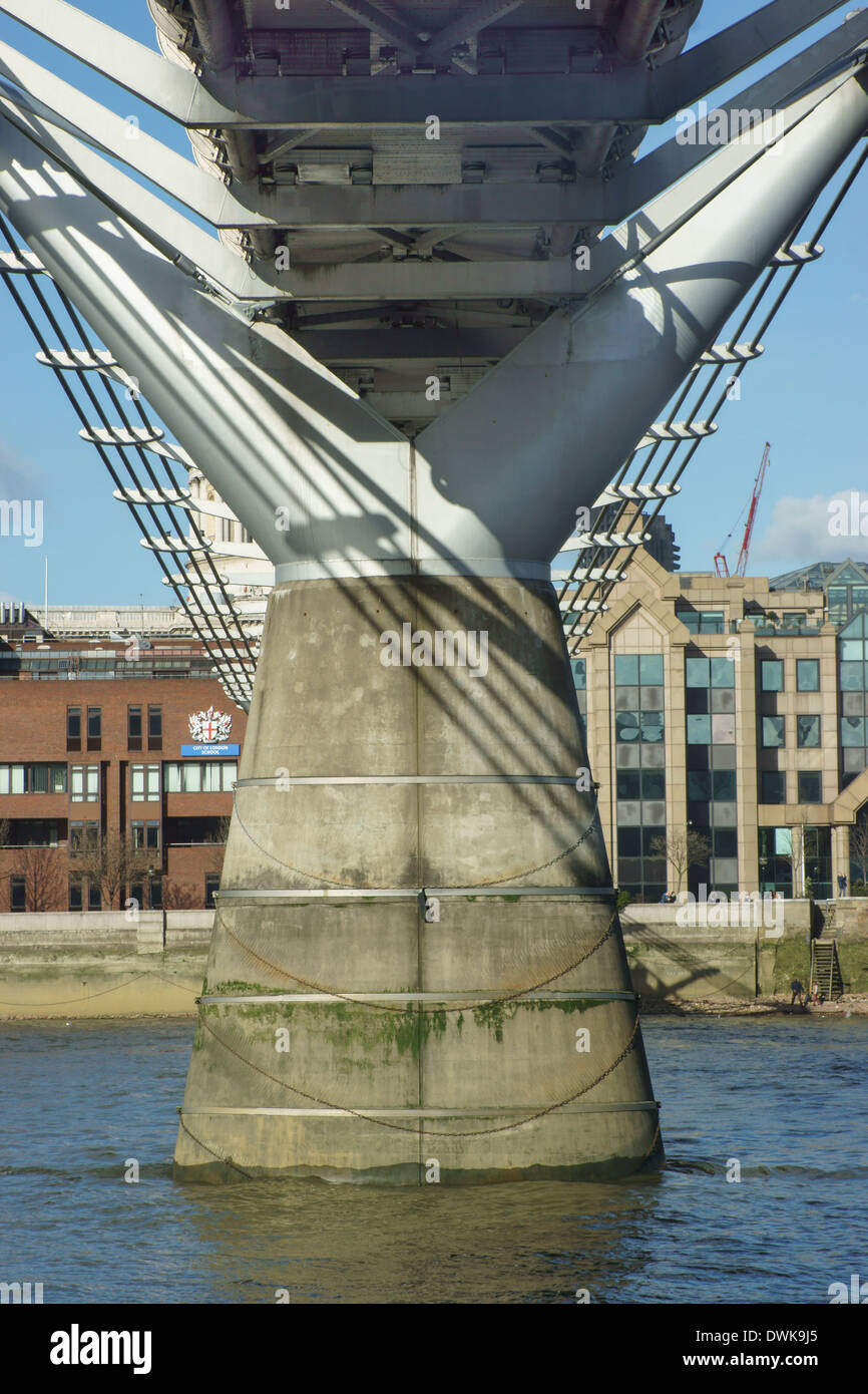 Columnas sujetando el puente Millennium Foto de stock
