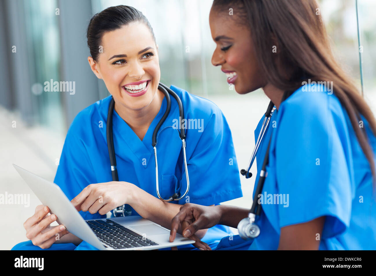 Hermosa joven enfermeras divirtiéndose con portátil Foto de stock