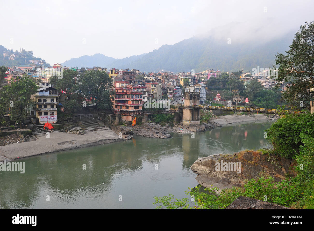 Mandi ciudad cruzando el río Beas, Himachal Pradesh, India, Asia Foto de stock
