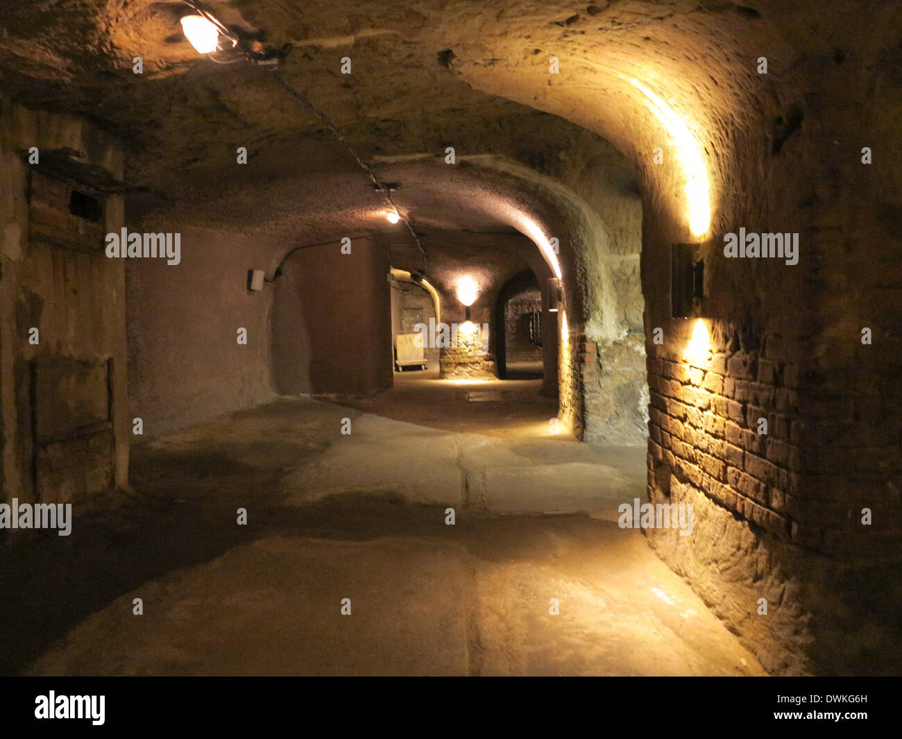 Debajo de la tierra, la galería y el corredor debajo del casco antiguo de Nuremberg, fotografiado el 9 de febrero de 2014. La mayoría de los corridos han sido secretas hasta mediados del siglo 17. Foto de stock