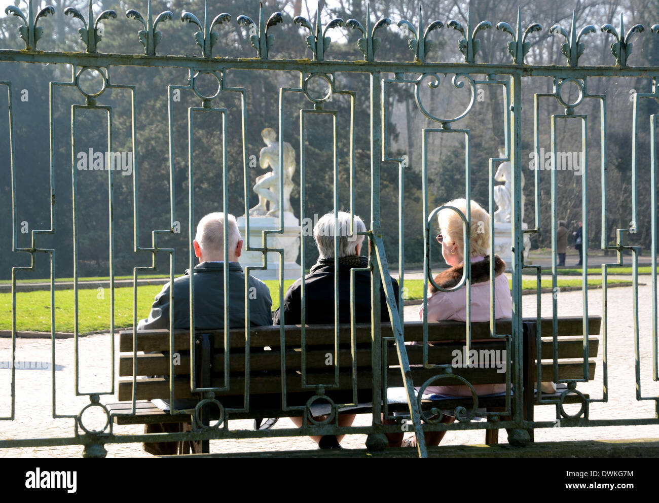 Bei Sonnenschein sitzen strahlendem am 06.03.2014 en Düsseldorf (Nordrhein-Westfalen) Rentner auf einer banco en einer Parkanlage. Foto: Horst Ossinger/dpa Foto de stock