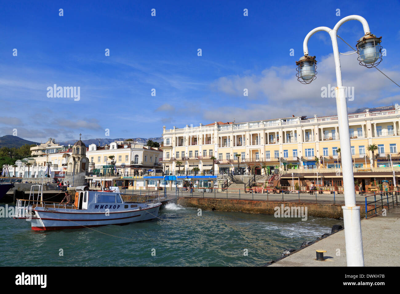 Barco en el puerto de Yalta, Crimea, Ucrania, Europa Foto de stock