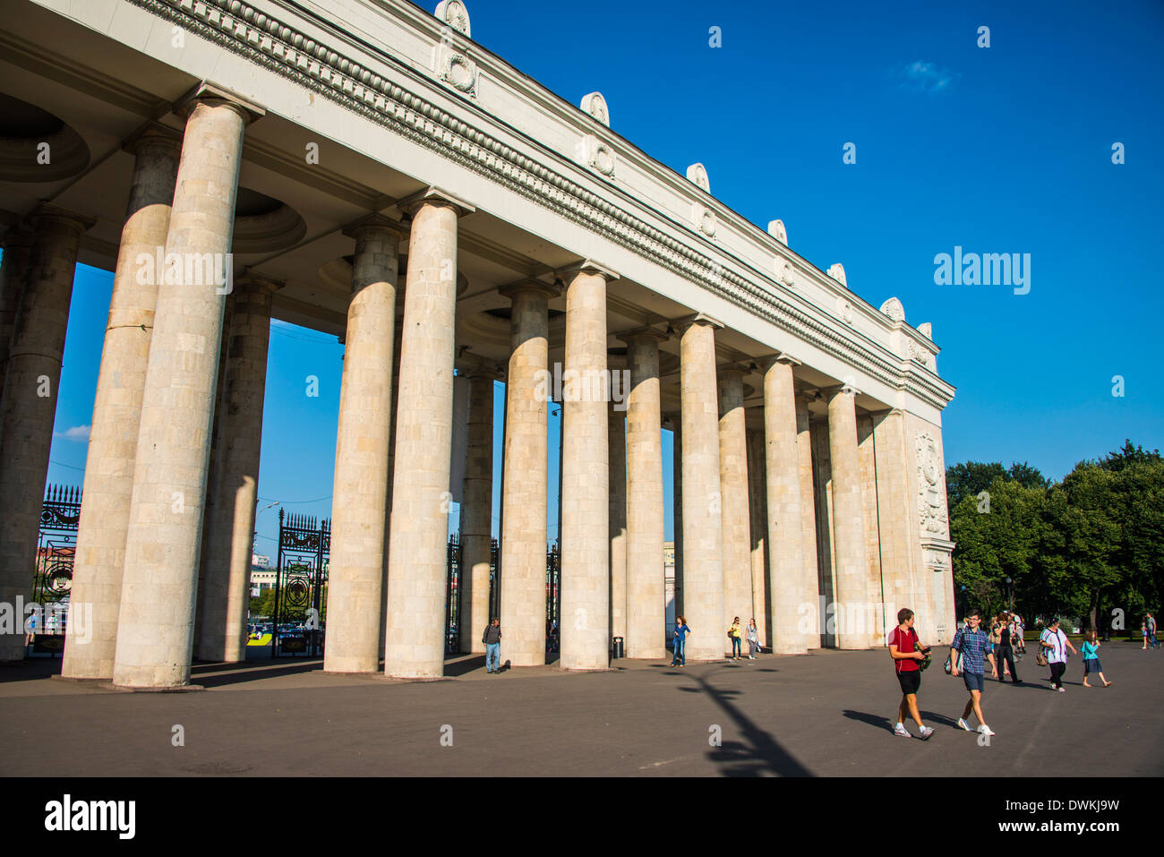 Puerta de entrada al Parque Gorky, Moscú, Rusia, Europa Foto de stock