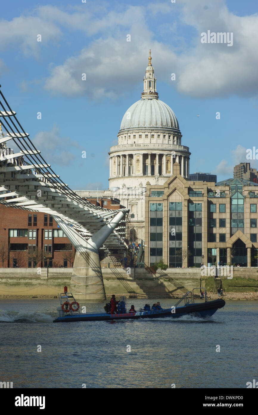 La catedral de San Pablo y el puente del milenio de Londres Foto de stock
