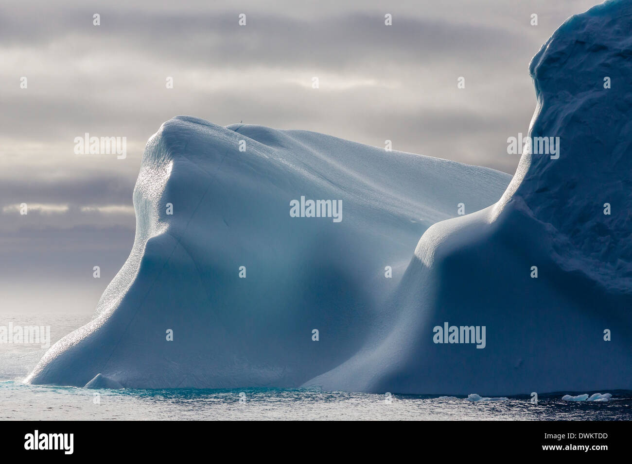 Enorme iceberg en la Bahía de Baffin, Nunavut, Canadá, Norteamérica Foto de stock