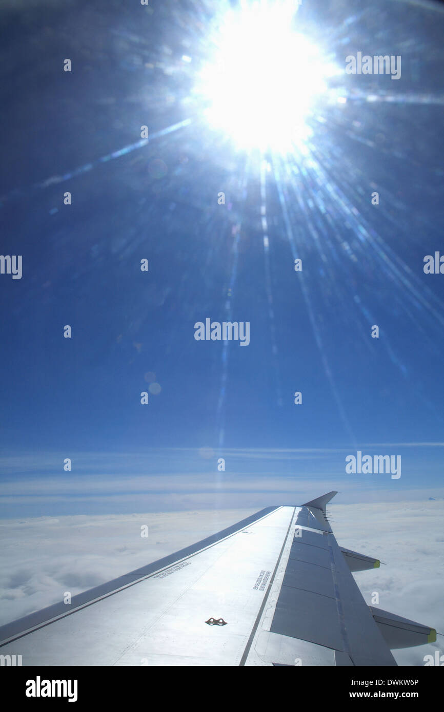 Avión, ala, ventana, Sol, Flare, cielo azul Foto de stock