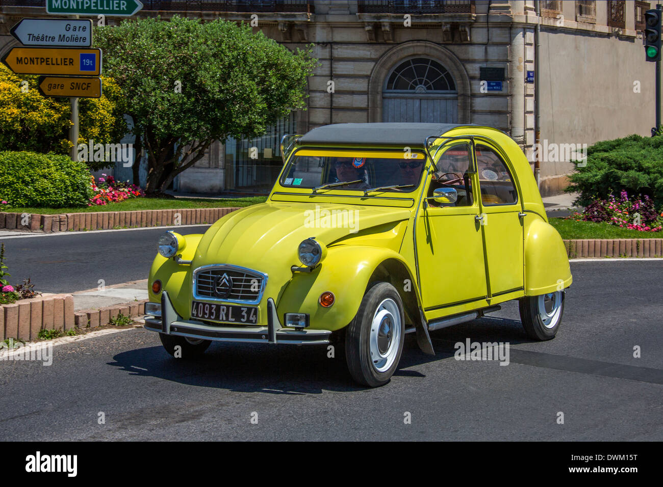 Citroen 2CV en el sur de Francia. Foto de stock