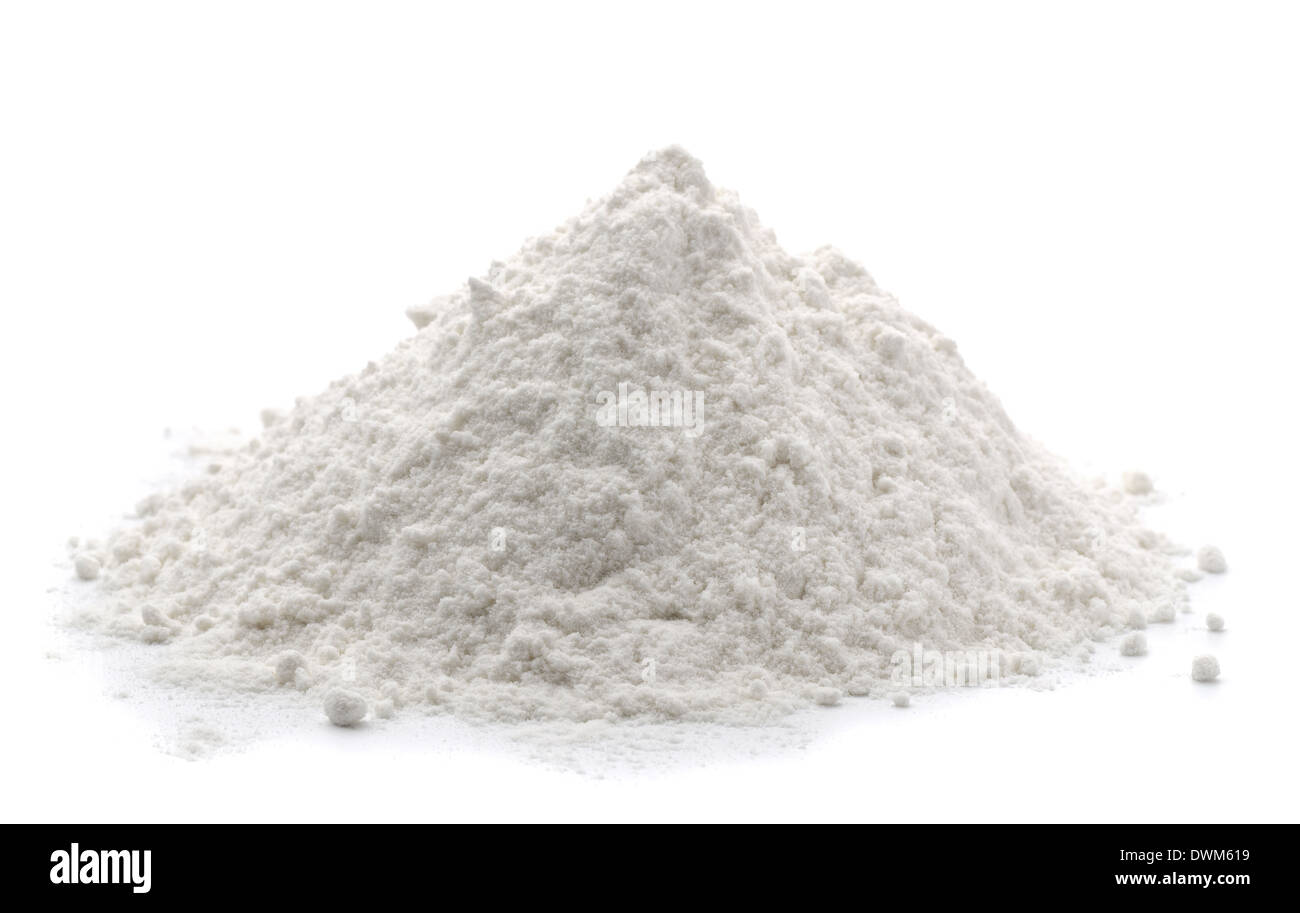 Montón de harina de trigo aislado en blanco Foto de stock