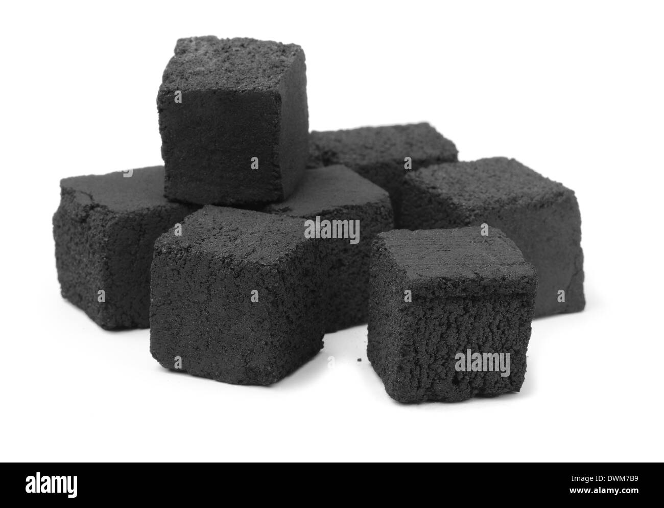 Grupo de cubos de carbón aislado en blanco Foto de stock