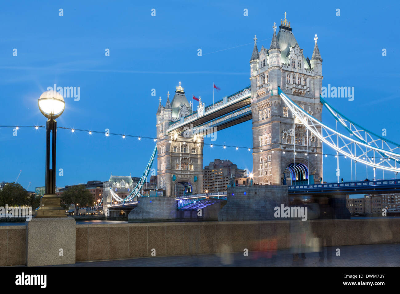 Turistas y transeúntes parar para sacar fotos del puente de la torre al atardecer, Londres, Inglaterra, Reino Unido, Europa Foto de stock