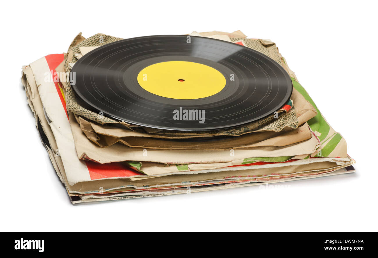 Pila de los antiguos discos de vinilo aislado en blanco Foto de stock