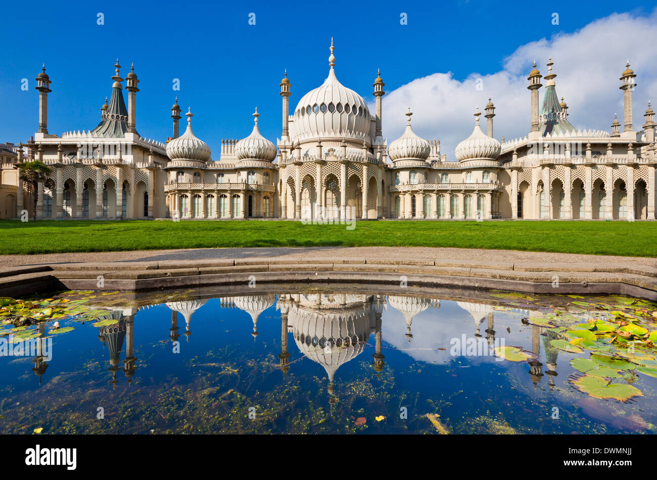 Brighton Royal Pavilion con reflexión, Brighton, East Sussex, Inglaterra, Reino Unido, Europa Foto de stock