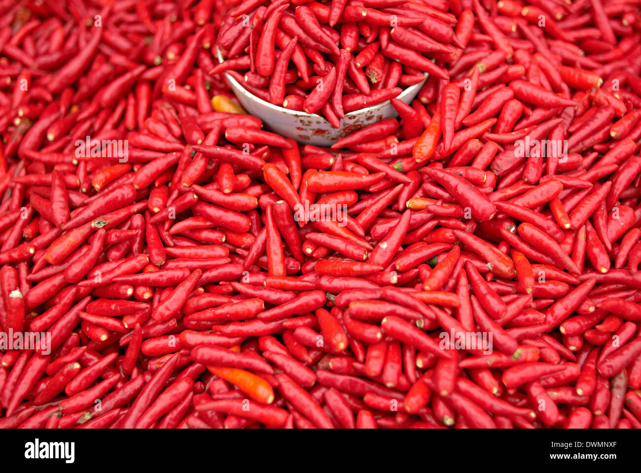 Los chiles en el mercado dominical de Bac Ha, Vietnam, Indochina, en el sudeste de Asia, Asia Foto de stock