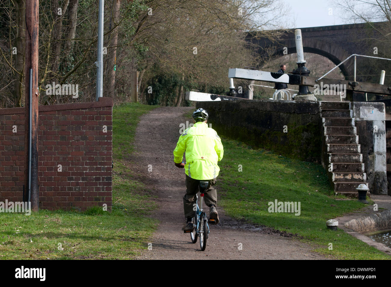 Ciclista en Radford bloqueo inferior, Grand Union Canal, Radford Semele, Warwickshire, REINO UNIDO Foto de stock