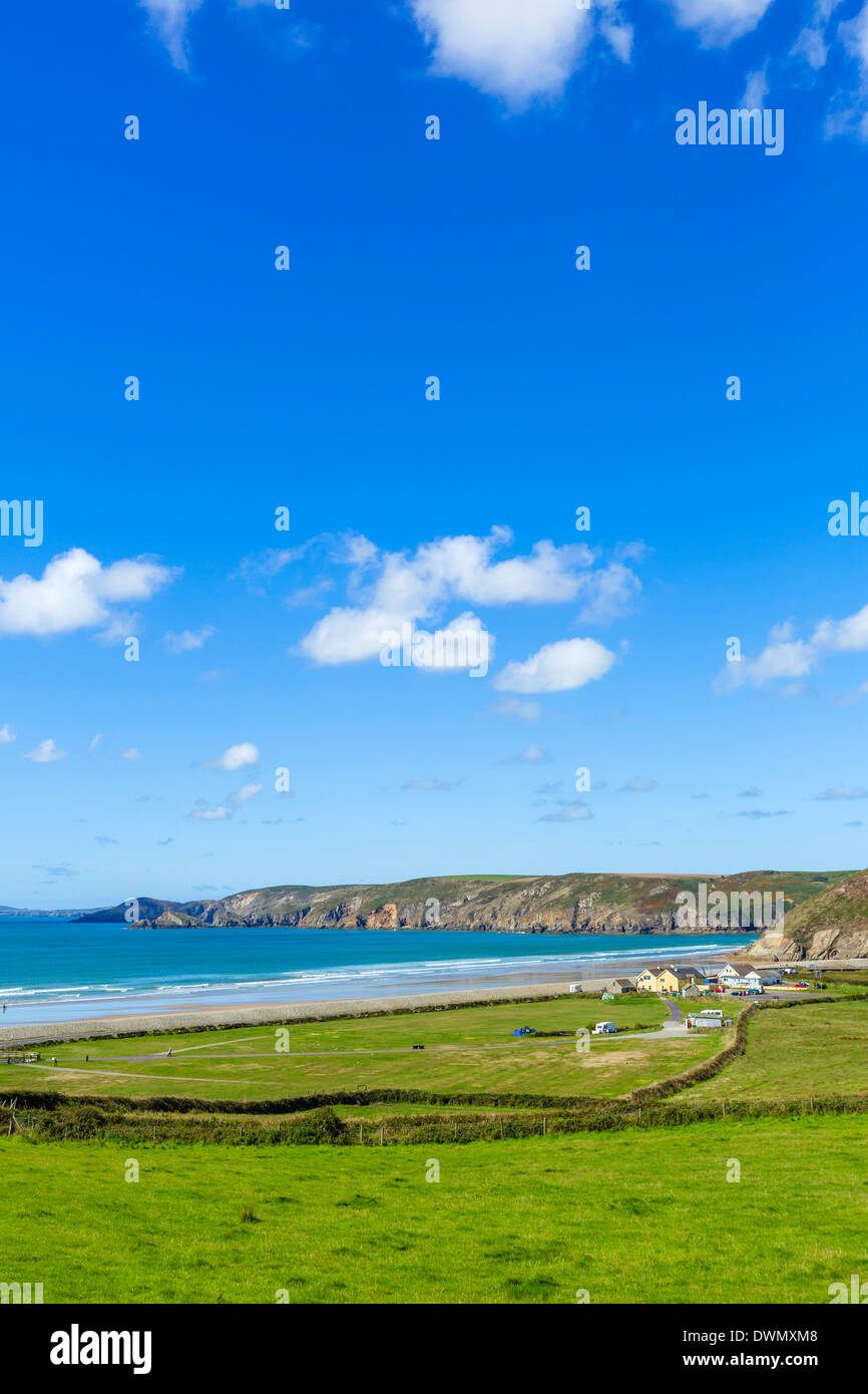 Vista sobre la playa de Newgale en la costa de Pembrokeshire, en el oeste de Gales, Reino Unido Foto de stock