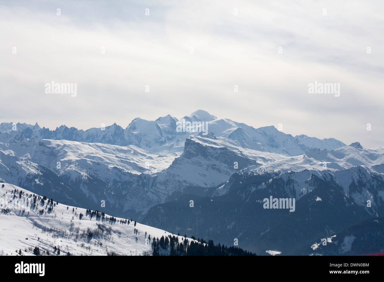 El Mont Blanc de las cuestas sobre Morzine y Les Gets Portes du Soleil Haute Savoie France Foto de stock