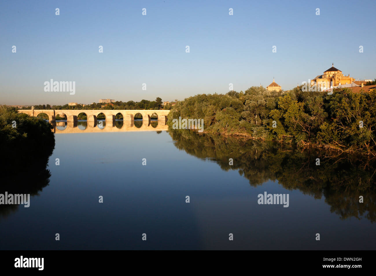 Puente romano sobre el río Guadalquivir, Sitio del Patrimonio Mundial de la UNESCO, Córdoba, Andalucía, España, Europa Foto de stock