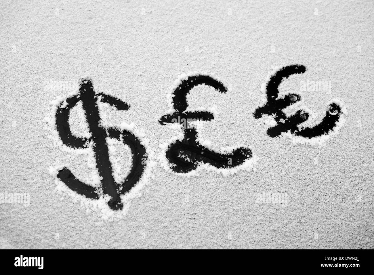 Imagen de un signo del dólar y el euro dibujado en la nieve Foto de stock