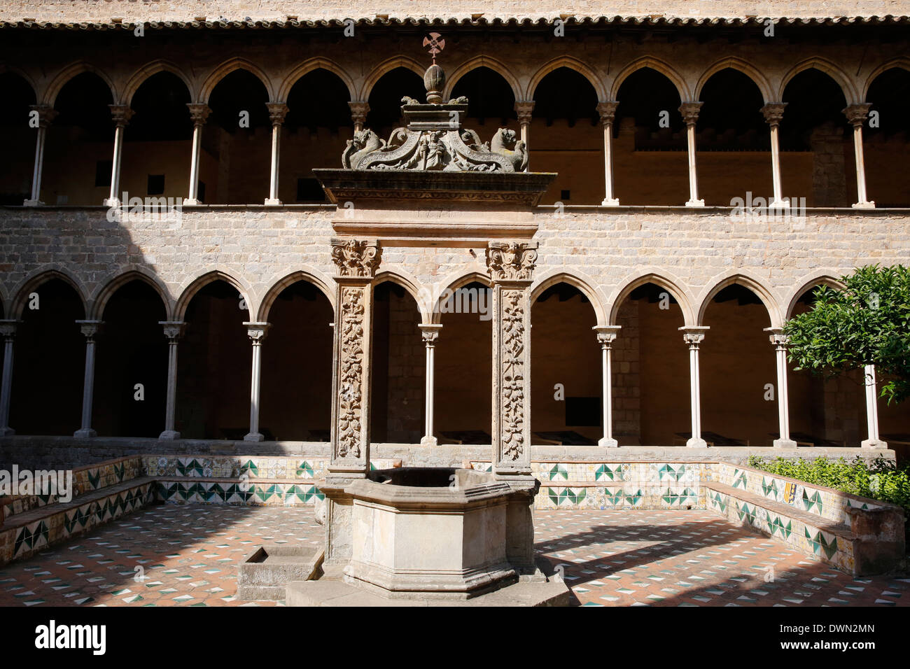 Claustro del Monasterio de Pedralbes, Barcelona, Cataluña, España y Europa Foto de stock