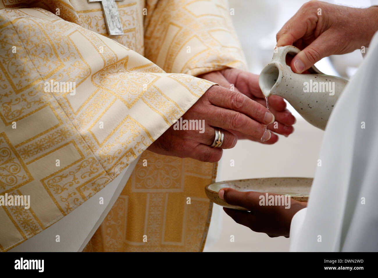 Un lavabo (lavabo) y dos toallas (manuterge) utilizados por el sacerdote  para lavarse las manos antes y después de la Misa, en la sacristía de una  iglesia católica Fotografía de stock 