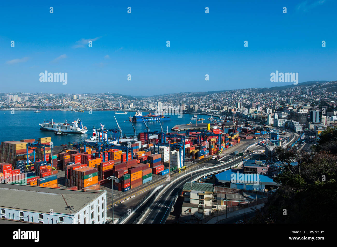 Vista sobre el puerto de Valparaíso, Chile, Sudamérica Fotografía de stock  - Alamy