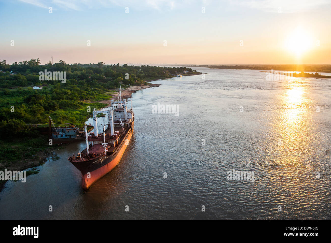 Barco de carga al atardecer sobre el Río Asunción, Paraguay, América del Sur Foto de stock