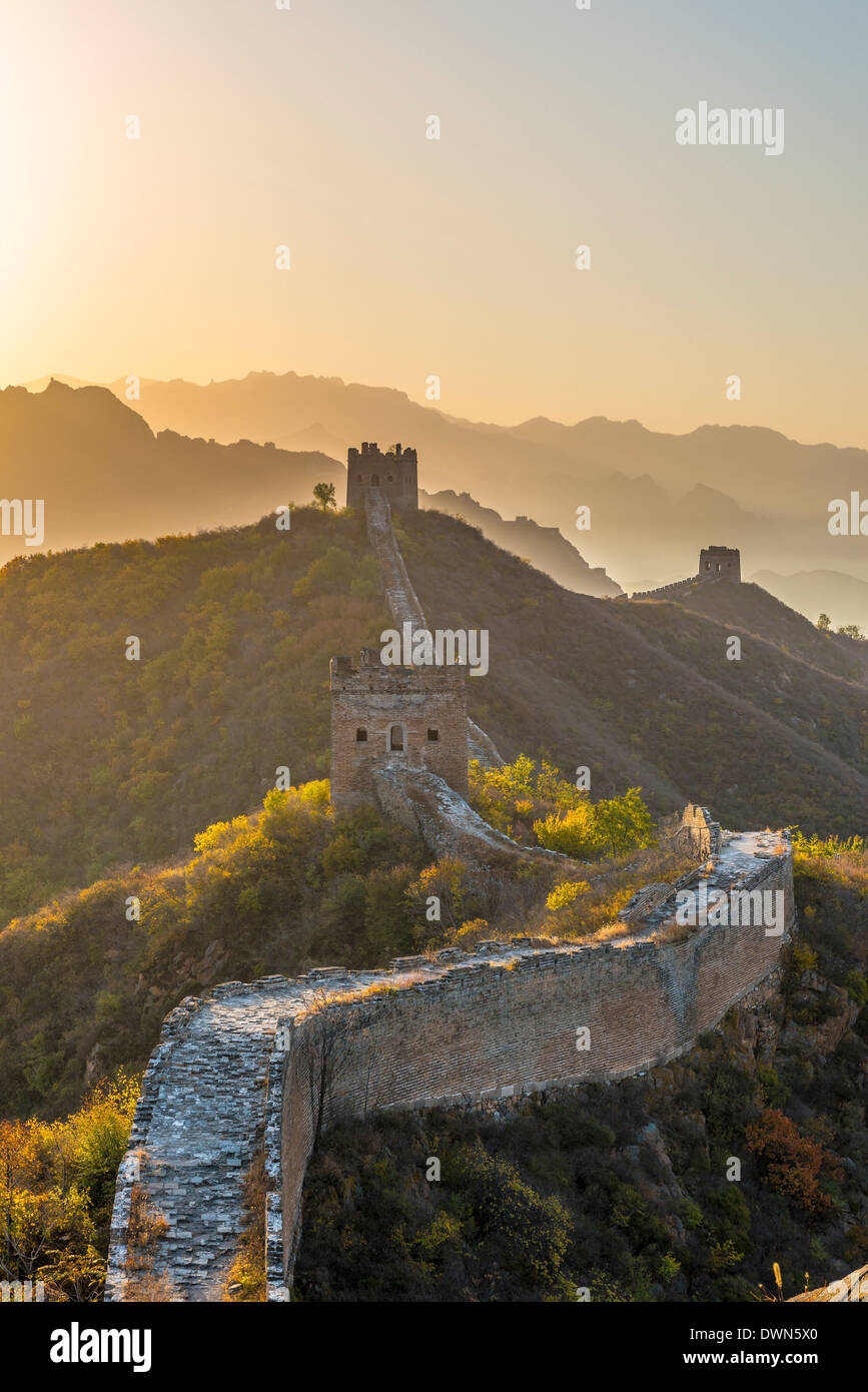 La Gran Muralla de China, la UNESCO Sitio, mirando hacia Simatai, tour caminando Jinshanling, Luanping County, provincia de Hebei, China Foto de stock