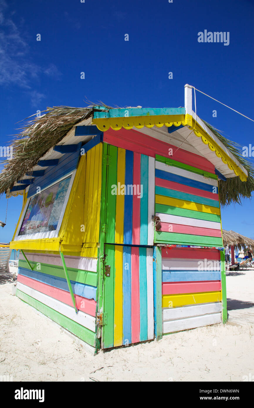 Playa y coloridos cabaña en la playa, la Bahía de Dickenson, Saint Georges, Antigua, Islas de Sotavento, Antillas, Caribe, América Central Foto de stock