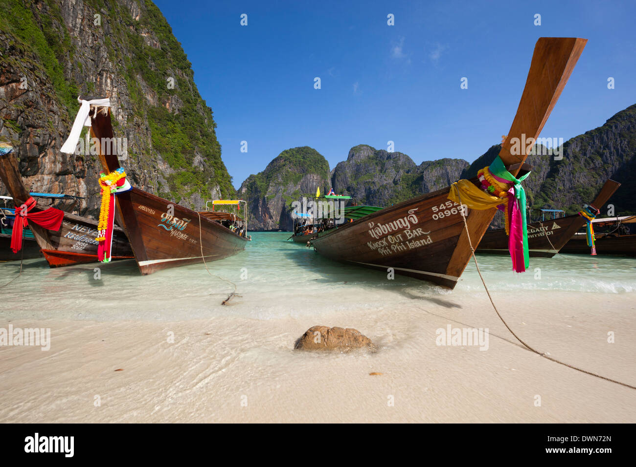 Maya Bay con botes de cola larga, laicos de Phi Phi Island, la provincia de Krabi, Tailandia, el sudeste de Asia, Asia Foto de stock