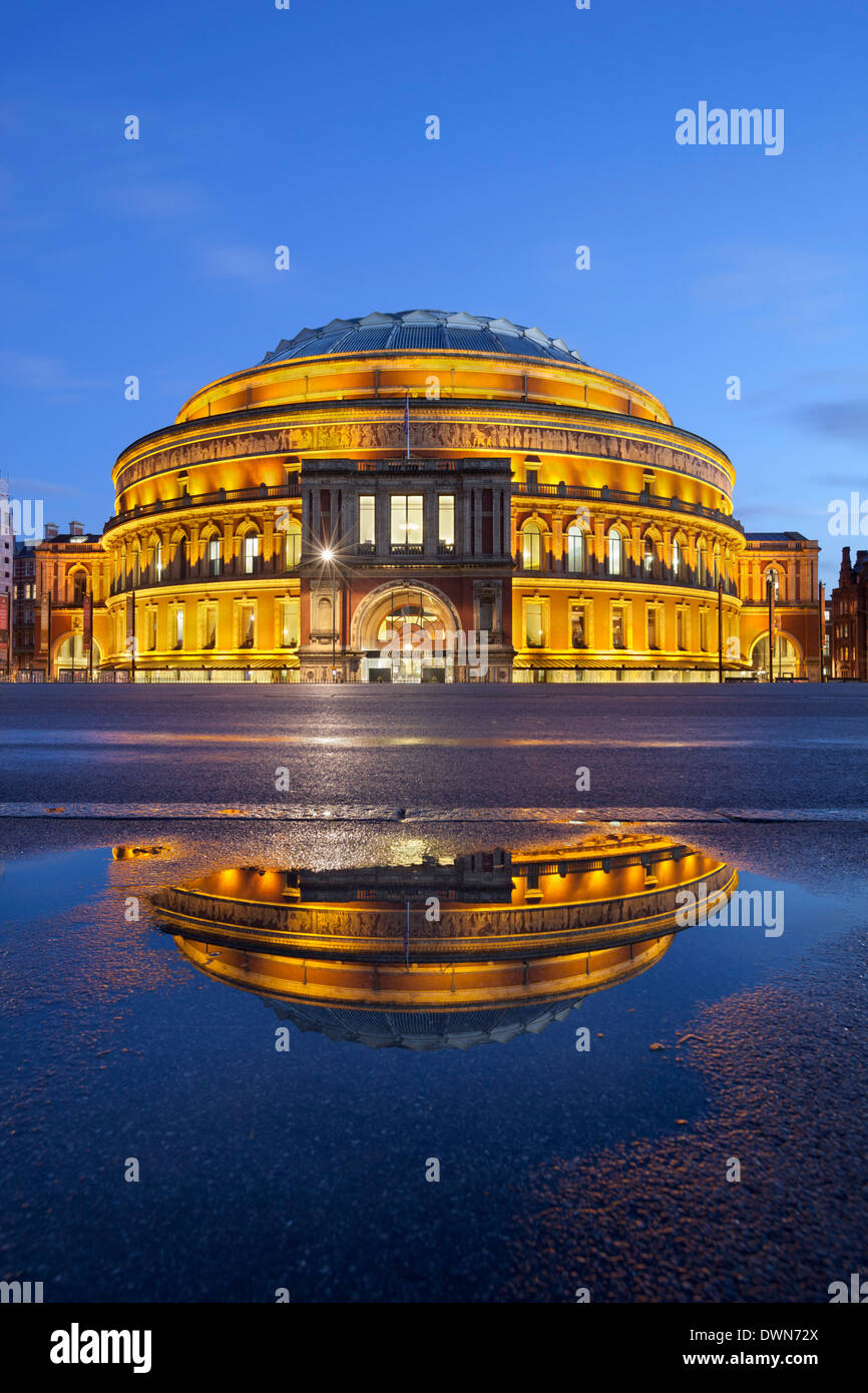 Royal Albert Hall se refleja en Charco, Londres, Inglaterra, Reino Unido, Europa Foto de stock