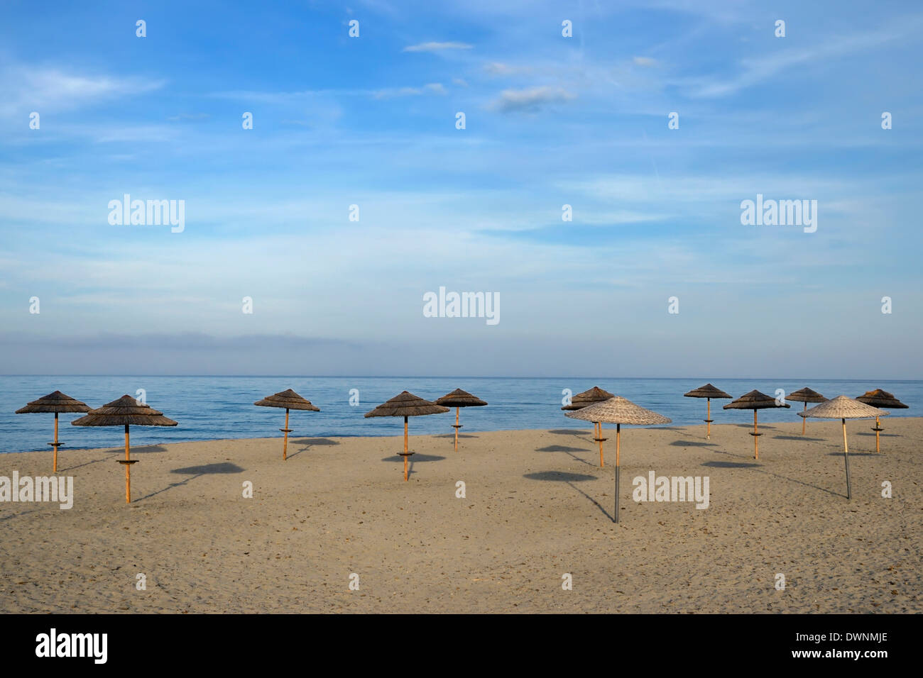 Sombrillas en la playa, cerca de Bastia, Córcega, Francia Foto de stock