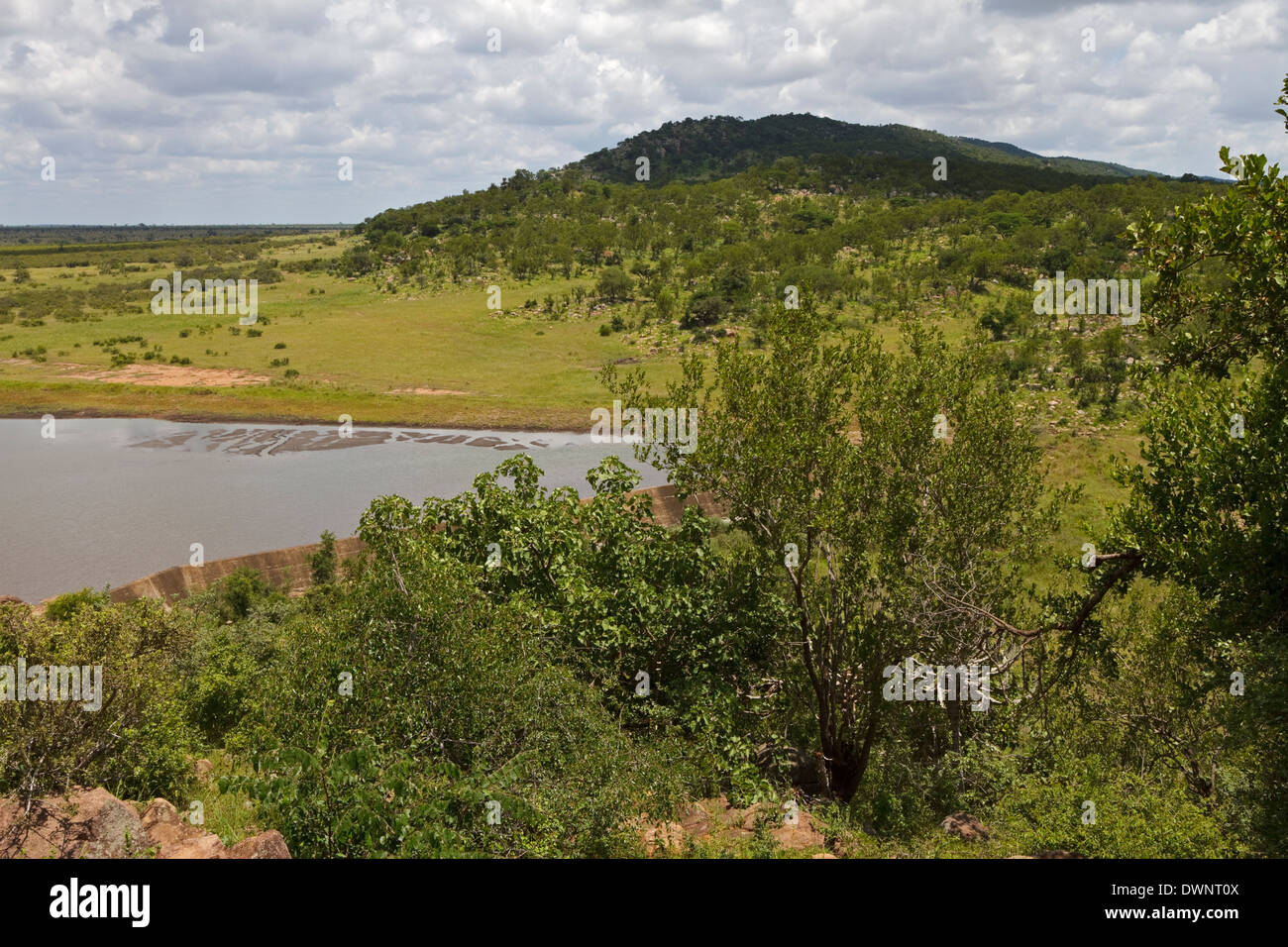 Vista desde el merendero de Mlondozi embalse sobre la sabana abierta de N'wagovilla colina cerca de Lower Sabie, Parque Nacional Kruger Foto de stock
