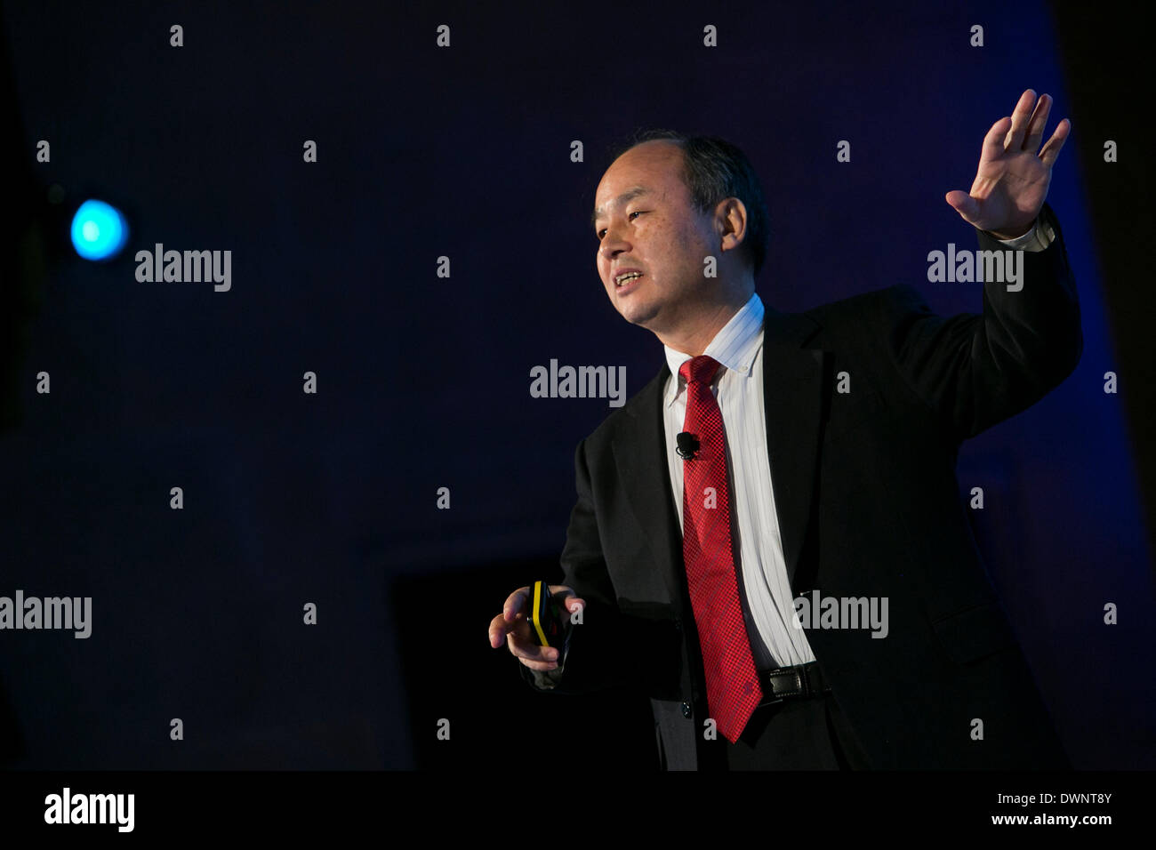 Washington DC, Estados Unidos. 11 de marzo de 2014. Masayoshi son, fundador, presidente, CEO y Presidente de SoftBank Corporation, habla en la Cámara de Comercio de EE.UU . Crédito: Kristoffer Tripplaar/Alamy Live News Foto de stock