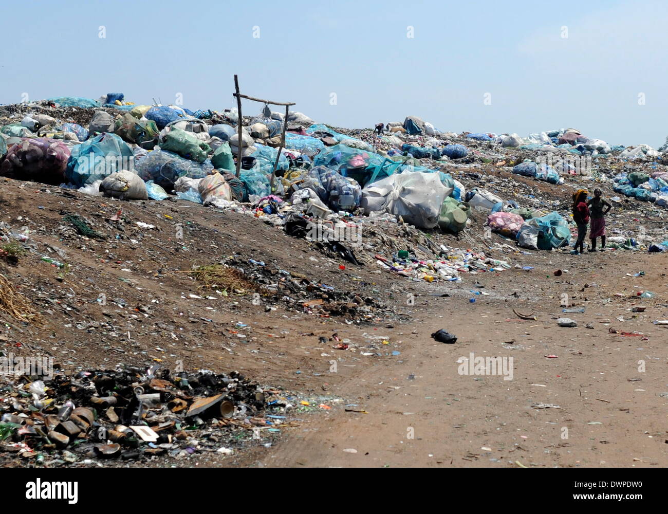 Maputo, Mozambique. 08 Mar, 2013. La gente scavenge para cosas que se pueden reutilizar en un vertedero de basura en Maputo, Mozambique, 08 de marzo de 2013. Foto: Britta Pedersen -no hay servicio de cable-/dpa/Alamy Live News Foto de stock