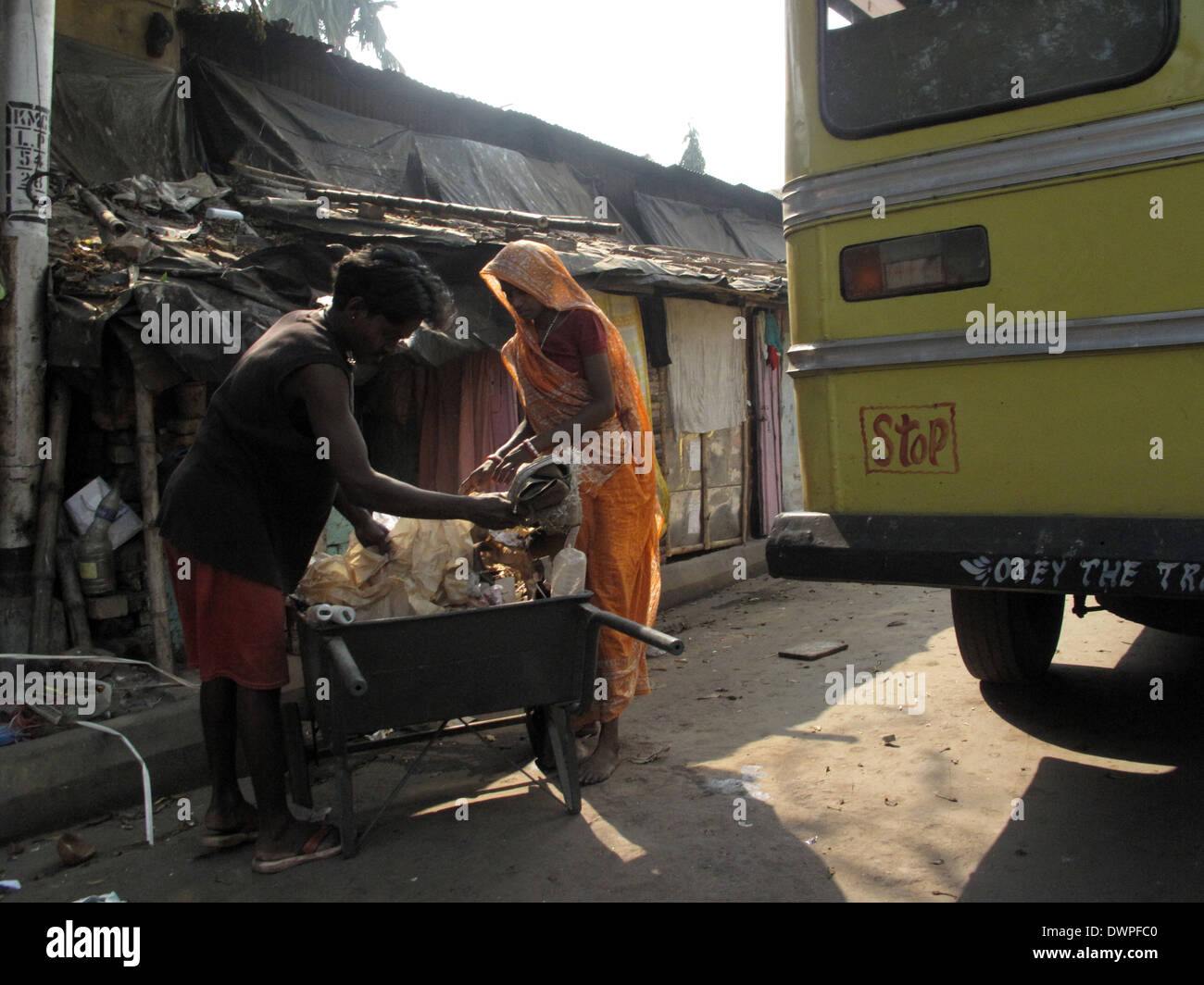Las calles de Calcuta, el limpiador sobre la calle 30 de enero de 2009, en Calcuta, Bengala Occidental, India. Foto de stock