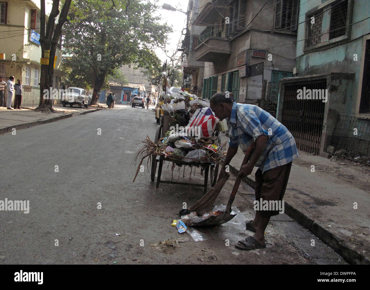 Calles de Calcuta, Calle limpiador en Febrero 01, 2009 en Kolkata, Bengala Occidental, India. Foto de stock