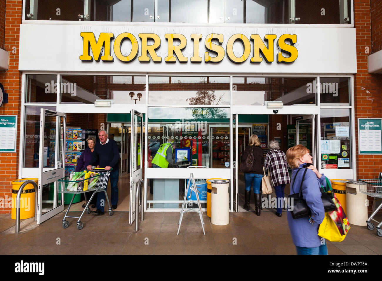 Los clientes entrando y saliendo de un supermercado Morrison. Foto de stock
